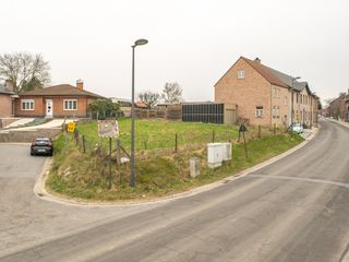In Oplinter langsheen de Neerlintersesteenweg vindt u op de hoek met Kummenbaan dit zuidgericht perceel bouwgrond lot 1 met een oppervlakte van...