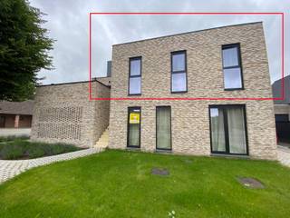 Dit appartement is gelegen op de eerste verdieping en bereikbaar met de trap. In de onmiddellijke omgeving van scholen met een goede verbinding...