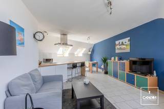 In deze <strong>kleinschalige residentie</strong> (4 units, beheer door mede-eigenaar=géén syndicus kost, geen lift) langs het water verschuilt dit gezellige instapklare appartement. Vlakbij de Coupure op wandelafstand van stadskern, lokale handelaars, openbaar vervoer en ligt recht tegenover het <strong>Groenevalleipark</strong>. Ideaal voor mensen die houden van rust en groen maar toch <strong>vlakbij het centrum</strong>.<br /><br />Het appartement bestaat uit een open leefruimte met keukeneiland, een eetplaats en een zithoek, <strong>twee slaapkamers</strong>, een badkamer met ligbad en wastafel en een apart toilet.<br /><br />Voor meer informatie en een bezoek, neem dan contact op met Theo via: theo@convas.be.