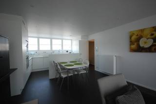 STUDENTENFLAT TE HUUR IN ROESELARE <br /><br />Deze instapklare en gezellig ingerichte studentenflat is ideaal voor een student die op zoek is naar een comfortabele en praktische woonplek in Roeselare.<br /><br />De flat beschikt op het gelijkvloers over een afzonderlijk toilet en een aangename woonruimte met open, ingerichte keuken, voorzien van de nodige toestellen en kastruimte. Vanuit de leefruimte is er toegang tot het terras, een fijne extra om even te ontspannen.<br /><br />Op de verdieping bevindt zich de slaapkamer, ingericht met een bed en praktische ingemaakte kasten. Daarnaast is er een badkamer met douche en lavabo.<br /><br />Dankzij de praktische indeling en de aanwezige inrichting biedt deze studentenflat alles wat nodig is voor comfortabel en zelfstandig wonen.<br /><br />Indeling:<br /><br />afzonderlijk toilet<br />leefruimte met open ingerichte keuken<br />terras<br />slaapkamer met bed en ingemaakte kasten<br />badkamer met douche en lavabo<br /><br />Huurperiode: 1 jaar<br /><br />Een ideale studentenwoning voor wie comfortabel wil wonen in Roeselare!
