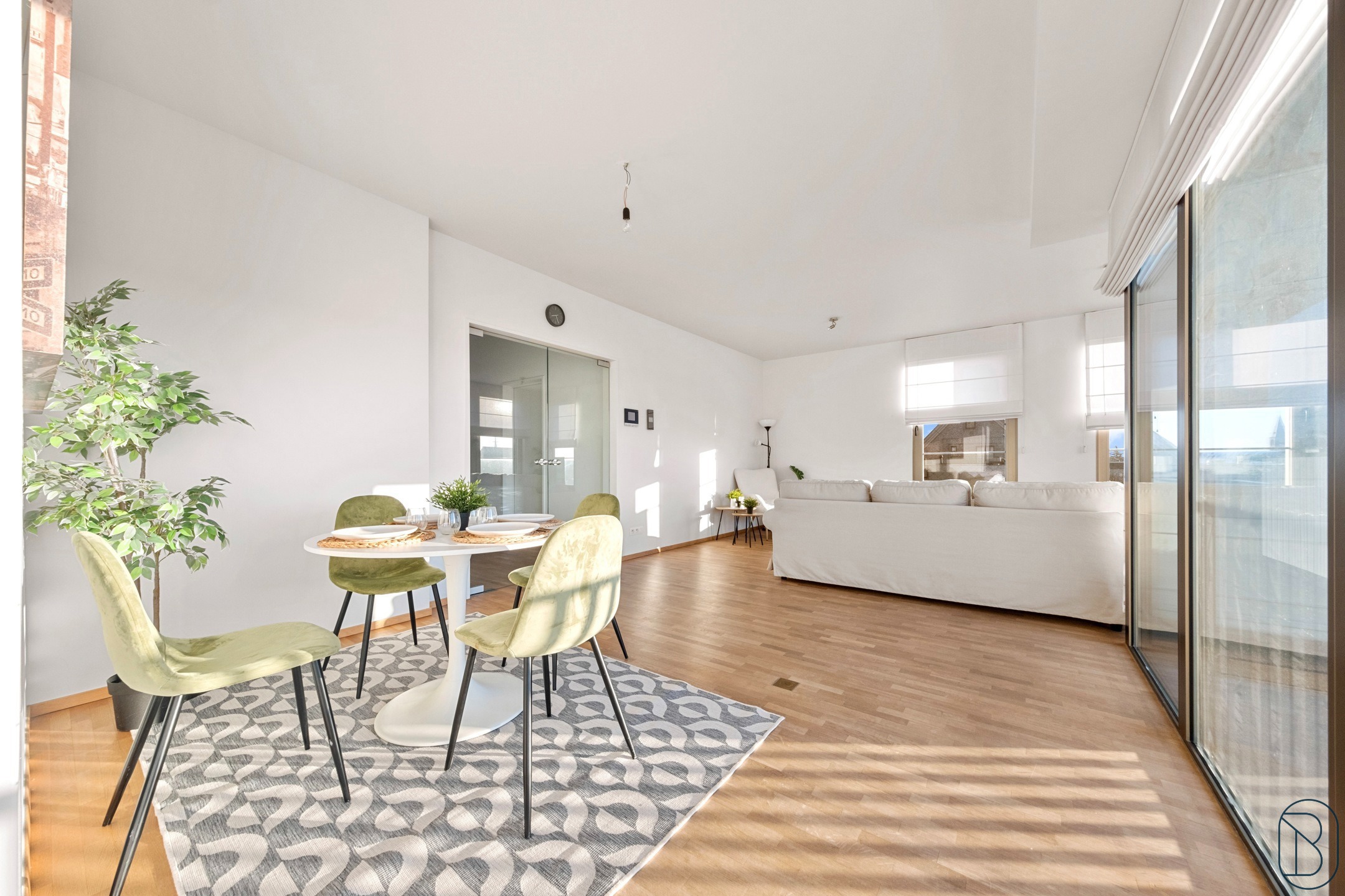 TOPGELEGEN APPARTEMENT met 2 slaapkamers en leuk ZONNETERRAS - foto 1