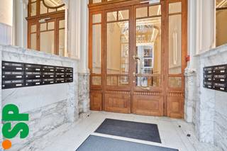 Stijlvol en karaktervol wonen in het historische hart van AntwerpenDeze ruime en lichtrijke loft combineert authentieke charme met hedendaagse luxe...