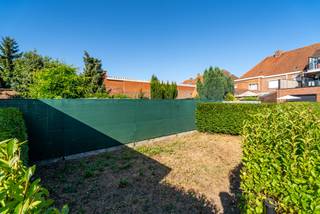 Wie het comfort van een appartement wil combineren met het genot van een eigen tuin, is hier aan het juiste adres.<br /><br />Belangrijke troeven:<br />- Zeer energiezuinig (EPC A, E peil E34)<br />- Gelijkvloers<br />- Tijdloos ingericht<br />- Carport achteraan verplicht mee aan te kopen voor € 16.000<br /><br />De inkomhal met apart toilet leidt naar de ruime en lichtrijke woonkamer. Een extra troef is de grote open keuken, volledig uitgerust met toestellen. Ernaast ligt een praktische berging. Het appartement telt één slaapkamer met ensuite badkamer, ingericht met douche en wastafel.<br /><br />De eigen tuin maakt dit appartement uniek. Het complex beschikt bovendien over een gemeenschappelijke fietsenberging en afvalberging, zodat gesleur tot het verleden behoort. Een carport achteraan is verplicht bij te kopen voor € 16.000, wat extra zekerheid geeft over een vaste staanplaats.<br /><br />Ideaal voor wie op zoek is naar een comfortabele leefomgeving, of voor investeerders.<br /><br />EPC: 62 kWh/(m² jaar), label A, E peil E34<br />UC: 34013 G DBA°2017043287/EP16647/A001/D01/SD001<br />Referentie: YP/26087/K