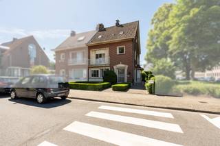 <p>Charmant halfopen huis in Antwerpen met vier slaapkamers, veel lichtinval, garage en een ruime tuin.</p>

<p> </p>

<p>Deze woning combineert een aangename woonbeleving met extra privacy dankzij de halfopen ligging. De natuurlijke lichtinval zorgt voor een open en uitnodigende sfeer in de leefruimtes. Met vier volwaardige slaapkamers biedt dit huis tal van mogelijkheden voor een groot gezin, een thuiskantoor of hobbyruimte. De verzorgde voortuin geeft de woning een verzorgde uitstraling, terwijl de ruime achtertuin ideaal is om te ontspannen, buiten te genieten of kinderen veilig te laten spelen. Gelegen in Antwerpen, in een sociale omgeving met vlotte bereikbaarheid en dagelijkse voorzieningen in de buurt.</p>

<p> </p>

<p>Belangrijkste ruimtes:<br />• Living met aangename lichtinval en gezellige leefruimte.<br />• Keuken met praktische indeling.<br />• Badkamer met functionele inrichting.<br />• Apart toilet.<br />• Berging voor extra opslagruimte.<br />• Wasplaats met praktische voorzieningen.<br />• Vier volwaardige slaapkamers met diverse indelingsmogelijkheden.<br />• Ruime achtertuin om volop van het buitenleven te genieten.<br />• Verzorgde voortuin met nette uitstraling.</p>

<p> </p>

<p>Troeven:<br />• Halfopen bebouwing met extra privacy en veel natuurlijke lichtinval.<br />• Vier ruime slaapkamers ideaal voor gezinnen of thuiswerk.<br />• Ruime voor- en achtertuin voor ontspanning en buitenleven.<br />• Garage en oprit als extra troef van de woning.</p>
 

<p> </p>

<p>Neem vandaag nog contact op met je ERA-makelaar voor een bezoek.</p>

<p> </p>

<p>JOUW DROOMHUIS. ZO GEVONDEN!</p>