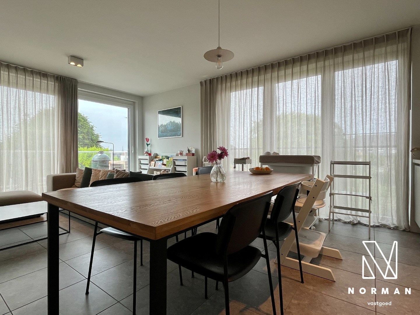 Dit modern afgewerkt appartement bevindt zich op de tweede verdieping van een recente residentie. - foto 5