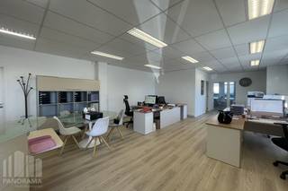 Kantoorruimte van <strong>136 m²</strong> met opslagruimte van <strong>78 m² </strong>gelegen in het <em>Sphere Business Park</em> te Zellik.<br />Uitstekend gelegen langs de bedrijvige <strong>Pontbeeklaan (N9)</strong>, met op slechts 2 km een vlotte aansluiting op de R0 en de E40 via de op- en afrit Groot-Bijgaarden. Zowel Brussels Airport als het stadscentrum van Brussel bevinden zich op slechts 15 minuten rijden. Bovendien is de site uitstekend bereikbaar met het openbaar vervoer: het station van Zellik ligt op amper 1 km afstand en diverse bushaltes bevinden zich in de onmiddellijke omgeving.<br /><br />Deze instapklare kantoorruimte op het gelijkvloers werd afgewerkt met kwalitatieve materialen en geniet van een overvloed aan natuurlijk licht dankzij de grote raampartijen. De ruimte beschikt over LED-verlichting, dubbele beglazing, efficiënte verwarming en verzorgd sanitair, wat zorgt voor een aangename en professionele werkomgeving. De indeling omvat onder meer een vergaderzaal, een kitchenette en een praktische berging, waardoor de kantoorruimte perfect geschikt is voor diverse bedrijfsactiviteiten.<br /><br />De opslagruimte van<strong> 78 m²</strong> is vlot toegankelijk via een <strong>automatische sectionale poort.</strong><br /><br />Daarnaast zijn er <strong>5 privatieve parkeerplaatsen</strong> inbegrepen, wat extra comfort biedt voor zowel medewerkers als bezoekers. <strong>Beschikbaar vanaf 01/07/2026!</strong> <br /><br />Contacteer PANORAMA B2B voor bijkomende inlichtingen, plannen of een plaatsbezoek via 0477 09 00 09.