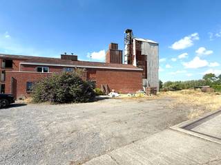 Goedgelegen leuke ATELIER met veel potentieel. Voormalige voederfabriek met charme en karakter, tevens genietend van mooie verzichten op groen...