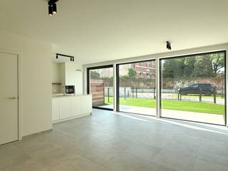 Ontdek dit moderne gelijkvloers appartement, waar comfort, licht en energiezuinig wonen perfect samenkomen.<br /><br />Indeling: inkom, apart toilet, badkamer met inloopdouche, lavabomeubel en handdoekradiator, ruime woonkamer met open keuken, berging en 2 comfortabele slaapkamers.<br /><br />Buiten: privatieve, omheinde tuin.<br /><br />Parkeren &amp; berging: ondergrondse autostaanplaats en privatieve berging met elektriciteit inbegrepen in de huurprijs.<br /><br />Afwerking: volledig geschilderd opgeleverd, voorzien van armaturen, gordijnrails en lichte deuren.<br /><br />Duurzaam &amp; energiezuinig: verwarming via geothermie en zonnepanelen per appartement, E-peil = 20.<br /><br />Algemene onkosten: 85 euro / maand<br /><br />Benieuwd naar dit project? Neem contact met ons op voor meer informatie of een rondleiding:<br />03/775.44.10<br />info@immo-jet.be