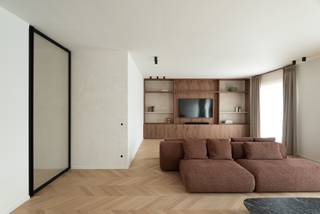 <p>Op één van de meest gegeerde locaties van het échte Antwerpse Zuid, met zicht op de statige Gedempte Zuiderdokken en het vernieuwde Zuidpark, bevindt zich dit uitzonderlijk designappartement op de eerste verdieping van een kleinschalig project. Een residentie voor wie bewust kiest voor rust, esthetiek en verfijnd wooncomfort.</p>
<p>Achter een charmante gevel ontvouwt zich een totaalconcept, volledig ontworpen en tot in de puntjes afgewerkt. Hier geen compromissen, maar een doordachte samenhang van hoogwaardige materialen, maatwerk en tijdloze elegantie. Elk element werd zorgvuldig geselecteerd en perfect op elkaar afgestemd, waardoor een warme en serene woonbeleving ontstaat.</p>
<p>De leefruimte geniet van een overvloed aan natuurlijk licht en vloeit harmonieus samen met een stijlvol ingericht interieur waar comfort en esthetiek elkaar versterken. Aansluitend bevindt zich de ruime keuken, uitgerust met inbouwtoestellen van topkwaliteit en ontworpen als een volwaardige leefkeuken die uitnodigt tot samen koken en genieten. Het gezellige terras biedt een aangename buitenplek waar u in alle rust kan ontspannen.</p>
<p>Het appartement beschikt over twee volwaardige slaapkamers, elk ontworpen als een private suite met een eigen dressing en een ensuite badkamer.</p>
<p>Als kers op de taart beschikt het appartement over een bijhorende ondergrondse parkeerplaats, die het dagelijkse comfort extra verhoogt. Optioneel kan bovendien een tweede parkeerplaats worden aangekocht.</p>
<p>Bent u geïnteresseerd in deze parel aan het mooiste park van 't Stad?<br />Contacteer LISTED vandaag nog: +32 3 283 51 51.</p>