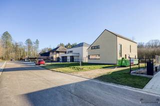 Af te werken open bebouwing met veel potentieel op rustige locatieOp een rustige en aangename locatie bevindt zich deze open bebouwing met een...