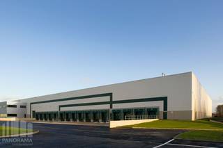 Ruim en modern <strong>logistiek distributiecentrum</strong> op een strategische locatie in Willebroek, gelegen in het industriepark Willebroek-Zuid, vlak bij de <strong>A12, A1/E19 en N16.</strong><br /><br />Het logistieke gebouw beschikt over een <strong>totale oppervlakte van 15.923 m²</strong>, aangevuld met <strong>770 m² kantoorruimte</strong>. De magazijnruimte heeft een<strong> vrije hoogte van 10 m </strong>en is uitgerust met <strong>12 laadkaaien, 5 sectionaalpoorten </strong>en een <strong>ESFR-brandblussysteem</strong>. Daarnaast beschikt de site over 56 parkeerplaatsen, nieuwe <strong>LED-verlichting</strong> met bewegingsdetectie en een toegang via een schuifpoort.<br /><br />De kantoorruimte is voorzien van airconditioning, verwarming en sanitaire voorzieningen. Het gebouw beschikt bovendien over alle nodige nutsvoorzieningen.<br /><br />Dankzij de ligging in het hart van de Belgische logistieke corridor tussen Antwerpen en Brussel, met een uitstekende aansluiting op de belangrijkste snelwegen en het Zeekanaal, biedt deze locatie uitstekende mogelijkheden voor logistieke, supply chain- en distributieactiviteiten.<br /><br />Contacteer <strong>PANORAMA B2B</strong> voor bijkomende inlichtingen, plannen of een vrijblijvend plaatsbezoek via <strong>03 225 03 03</strong>.