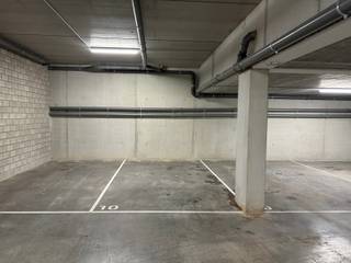 Ondergrondse staanplaats te huur in de recente residentie Marconi en Edison, gelegen aan de Kerkplaats 21 te Wommelgem.<br />Met afmetingen van ca. 2,8 m × 5 m (14 m²) is deze staanplaats geschikt voor een normale wagen. Toegang tot de kelderverdieping gebeurt via een automatische sectionaalpoort, wat extra comfort en veiligheid biedt.<br /><br /><strong>Ligging:</strong><br />Op wandelafstand van winkels, openbaar vervoer en belangrijke invalswegen richting Antwerpen.