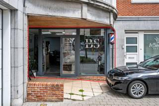 Deze instapklare handelsruimte op het gelijkvloers is centraal gelegen in het hart van Melle, aan Kerkstraat 3A — een locatie met...