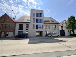 <p>Ontdek dit <strong>instapklare appartement in Zonnebeke</strong>, waar comfort en stijl perfect samenkomen. Dankzij de <strong>gunstige ligging</strong>, het <strong>prachtige verzicht</strong> en de <strong>luxueuze afwerking</strong> geniet u hier elke dag van een aangename woonbeleving. Met <strong>2 volwaardige slaapkamers</strong> is dit de ideale woonst voor wie op zoek is naar kwaliteit, rust en een appartement waar u meteen uw intrek kunt nemen.<br /><br />Indeling: Inkom, afzonderlijk toilet, woonkamer die naadloos overloopt in de keuken en zithoek, 2 slaapkamers, bergruimte/technische ruimte, badkamer, terras<br /><br />Troeven:<br />- Uniek verzicht<br />- Luxe afwerking<br />- 2 slaapkamers<br />- Gunstige ligging<br />- EPC A<br />- Lift aanwezig<br /><br />Staanplaats verplicht bij te kopen voor €6.000.</p>
Neem zeker contact op om deze unieke kans te bezoeken!