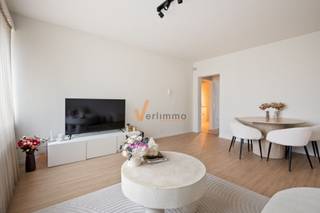 <p><span>Instapklaar & stijlvol appartement voor starters in Schoten!</span></p><p><span>Ben jij op zoek naar je </span><span>eerste eigen plek</span><span> of een slimme investering? Dan is dit </span><span>volledig gerenoveerde appartement (2024)</span><span> exact wat je zoekt!</span></p><p><span>Gelegen op de </span><span>2de verdieping (zonder lift)</span><span> ideaal voor wie geen schrik heeft van een trapje en houdt van een actievere levensstijl vind je dit </span><span>lichtrijk en modern appartement</span><span>.</span></p><p><span>De </span><span>ruime woonkamer </span><span>geeft je een instant "thuis gevoel" een super praktische</span><span> keuken</span><span> met aparte eethoek, moderne badkamer en de ruime slaapkamer maakt dit appartement compleet.</span></p><p><span>In het kort:<br /></span><span>1 ruime slaapkamer</span><span><br /></span><span>Moderne badkamer met inloopdouche en toilet</span><span><br /></span><span>Elektriciteit conform</span><span><br /></span><span>EPC-label D<br />Asbestveilig<br />Geen lift -> lage vaste kost </span></p><h3><span>Waarom dit jouw match is:</span></h3><p><span>Volledig vernieuwd gewoon verhuizen en genieten !<br />Perfect voor starters of jonge koppels<br />Centrale ligging nabij winkels, openbaar vervoer en verbindingswegen</span></p><p><span>KIJKDAG OP ZATERDAG 25 APRIL 2026, snel inschrijven is de boodschap !</span></p><p><span>Klaar om je eerste eigen stek te bemachtigen? Contacteer </span><span>Verlimmo </span><span>en plan je bezoek: <span>www.verlimmo.be</span></span><span> of 03 658 95 58</span></p><p><span>*De vermelde bewoonbare oppervlakte is gebaseerd op de bruikbare vloeroppervlakte zoals vermeld op het EPC-verslag</span></p><p><span> </span></p><p><span> </span></p><p><span> </span></p>