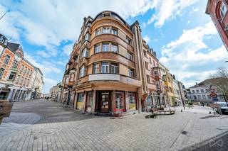 WE INVEST Zuid-Luxemburg stelt dit opbrengsteigendom voor, ideaal gelegen in het centrum van Aarlen, vlakbij winkels, openbaar vervoer en...