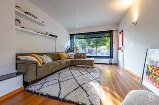 Vandaag nemen we je mee naar Puurs, waar we deze ruime halfopen bebouwing vinden. Dankzij de praktische indeling, de vier slaapkamers en de ruime garage biedt deze woning veel mogelijkheden voor wie op zoek is naar een ruime gezinswoning.<br /><br />We betreden de woning via de inkomhal, met apart toilet, die toegang geeft tot de leefruimte. De ruime leefruimte is ingedeeld in een gezellige tv-hoek en een aparte eetplaats waardoor er voldoende ruimte is om samen te ontspannen en te genieten. Aansluitend vinden we de keuken die toegang geeft tot de garage en de kelder.<br /><br />Via de trap in de inkomhal bereiken we de eerste verdieping. Hier bevinden zich twee slaapkamers, een tweede toilet en de badkamer uitgerust met een ligbad, douche en lavabo.<br /><br />De vaste trap brengt ons naar de tweede verdieping waar nog twee volwaardige slaapkamers terug te vinden zijn. Daarnaast bevindt zich hier een tweede badkamer die nog verder afgewerkt kan worden, zodat je deze volledig naar eigen smaak kan inrichten.<br /><br />Ook aan bergruimte is er geen gebrek. De woning beschikt over een kelder en zolder terwijl de bijzonder ruime garage niet alleen plaats biedt voor een wagen, maar ook extra opslagmogelijkheden biedt.<br /><br />Ben je op zoek naar een ruime gezinswoning?<br />Contacteer ons gerust via bryann@julimmo.be of 0492 86 51 03.