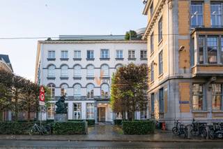 Wonen in grandeur, midden in de stad in het historische pand van de Papeteries Anversoises.Hier vind je dit uitzonderlijk ruime appartement van maar...