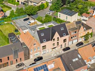 Deze ruime nieuwbouwappartement biedt een grote lichtrijke leefruimte met een uitgeruste keuken, 2 SLPKS en zongerichte terrasONTDEK ONZE...