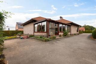 <h1><span>Ruimte om te wonen, groen om van te genieten en alle mogelijkheden om er je eigen verhaal van te maken</span></h1>
<p><span>Sommige huizen vallen op door hun afwerking, andere door hun ligging. En dan zijn er huizen waar je vooral voelt hoeveel ruimte ze je geven. Aan de Duffelsesteenweg 79 in Sint-Katelijne-Waver komen die laatste twee mooi samen: een ruime, vrijstaande bungalow met een praktische indeling, een bijzonder grote tuin en alle comfort om hier je nieuwe thuis van te maken.</span></p>
<p><span>Bij aankomst valt meteen de ruimte op. Er is plaats voor meerdere wagens, een ruime garage en zelfs extra ruimte naast de woning. Handig voor wie graag klust, veel materiaal heeft of gewoon wat extra vrijheid kan gebruiken.</span></p>
<p><span>Binnen word je verwelkomd in een ruime inkomhal, die uitgeeft op een lichtrijke leefruimte met gezellige open haard. Aansluitend vind je de keuken, met een grote berging en aparte wasplaats. Ook de ruime veranda is een fijne plek om te genieten van het licht en het zicht op de tuin. Verder beschikt de woning over twee ruime slaapkamers, een badkamer en een grote zolder die je via de vaste trap in de garage bereikt.</span></p>
<p><span>Alles werd doorheen de jaren met zorg onderhouden. De basis is dus al helemaal aanwezig om hier comfortabel te wonen, terwijl je tegelijk de vrijheid behoudt om bepaalde ruimtes op termijn naar je eigen smaak te moderniseren. Droom je bijvoorbeeld van een open keuken met een nog sterkere verbinding tussen de leefruimte en de tuin? Dan zijn er mogelijkheden om die wens verder te verkennen.</span></p>
<p><span>En dan is er natuurlijk de tuin. Een heerlijke, uitgestrekte groene plek waar je alle kanten mee uit kan. Of je nu graag tuiniert, droomt van lange zomeravonden buiten of je eigen groenten wil kweken in de grote serre: hier is er ruimte genoeg. Een plek om te genieten, te ontdekken en helemaal je eigen verhaal te schrijven.</span></p>
<p><span>En hoewel je hier volop geniet van rust en groen, liggen Duffel, winkels, scholen en openbaar vervoer vlakbij. Zo combineer je het beste van twee werelden: landelijk wonen met alles binnen handbereik.</span></p>
<p><span>Met een conforme elektriciteit en geen renovatieverplichting is de basis alvast helemaal in orde. Je hoeft hier niet eerst aan een groot renovatieverhaal te beginnen, maar kan meteen genieten van alles wat deze plek te bieden heeft.<br /><br />Interesse? Maak dan snel een afspraak via info@jamar.immo ‭03 435 31 33‬. <br />Vg, Wg, gmo, vkr, Gvv <br /></span></p>
