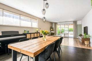- Instapklare, halfopen woning<br />- Ideale ligging in Ardooie: Spanjestraat 14 (net op de grens met Roeselare)<br />- Ruime, lichtrijke woonkamer met halfopen keuken voorzien van alle toestellen<br />- Handige berging<br />- Wasruimte<br />- Toffe tuin met terras en overdekt terras<br />- 3 ruime slaapkamers en aparte dressing<br />- Ruime badkamer met inloopdouche, dubbele wastafel en toilet<br />- Toegankelijke zolder <br />- Grote garage achteraan, met elektrische poort <br />- Conforme elektriciteit<br />- EPC: 229 kWh/m²/jaar, label C, UC: 2366334<br />- Overal hoogrendementsbeglazing met aluminium profielen<br />- Huurprijs: € 950/maand<br />- Beschikbaar vanaf november