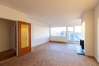 <p><span>Gerenoveerd appartement (2 SLK - terras) op 6de verdieping. Binnenstaanplaats inbegrepen</span></p><p><span> </span></p><p><span>Indeling:</span></p><p><span>We bereiken deze zesde verdieping met de lift. In de inkomhall een grote vestiaire, een gasten-WC en extra berging.</span></p><p><span>VIa een dubbele deur toegang tot de lichtrijke woonkamer met een blokjesparket (net zoals in de hall). De keuken is vernieuwd en voorzien van alle comfort.</span></p><p><span>Vanuit de keuken en de living is er toegang tot het zuidterras (7 m breed). De badkamer werd smaakvol vernieuwd.</span></p><p><span>Er zijn twee slaapkamers (4,10 x 4,00 en 4,90 x 2,25).</span></p><p><span> </span></p><p><span>Extra info:</span></p><p><span>- Privatieve kelder inbegrepen</span></p><p><span>- Autostaanplaats (binnen) inbegrepen</span></p><p><span>- Provisie gemeenschappelijke kosten: € 120 (C.V., water, lift, onderhoud, beheer, etc.)</span></p><p><span>- Maximaal 3 personen</span></p><p><span>- Beschikbaar vanaf 1/10/2026</span></p><p><span>- Geen huisdieren.</span></p>