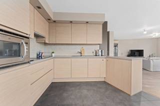 <strong>Roeselare - Prachtig duplex appartement met 2 slaapkamers, 2 badkamers en groot terras te koop.</strong><br /><br />+ Volledig instapklaar en afgewerkt met hoogwaardige materialen<br />+ Living en eetplaats in parket<br />+ Volledig geïnstalleerde keuken<br />+ Toilet boven en beneden<br />+ Parket op bovenverdieping<br />+ Surround installatie ingebouwd in living<br />+ Zeer zonnig en groot terras<br />+ Dichtbij autosnelweg en AZ Delta<br /><br />Momenteel verhuurd dus kan eventueel een ideale opbrengsteigendom zijn!<br />Mogelijkheid tot aankopen garage voor 30.000 euro