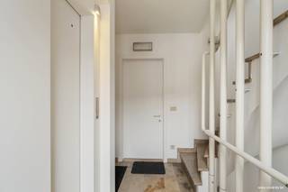 Instapklaar appartement gelegen op de 3de verdieping bestaande uit: woonkamer (natuurstenen vloer) - salon met aansluitende open ingerichte keuken, nachthal, badkamer met toilet en 2 slaapkamers.<br /><br />Berging op de gelijkvloerse verdieping en gemeenschappelijke fietsenstalling.<br /><br />Troeven?<br /><br />+ Kwalitatieve materialen;<br />+ Dubbel glas in alu;<br />+ Verhuurd sinds 2018;<br />+ Lift aanwezig.<br /><br />EPC label C<br /><br />Benieuwd naar dit pand of een andere eigendom? www.coventa.be – 051 222 051