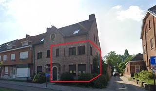 Dit zeer ruim appartement is gelegen in een gebouw bestaande uit 2 wooneenheden.Het appartement omvat zowel de gelijkvloers als 1e verdieping, samen...