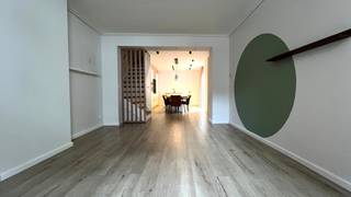 Instapklare STADSWONING met 4 slaapkamers, 2 badkamers en terras te huur in het centrum van Diest, Overstraat 34.<br /><br />De woning omvat 3 verdiepen en heeft een bewoonbare oppervlakte van +/- 195m² (bron : epc).<br /><br />Het gelijkvloers omvat een inkomhal met ingebouwde kast, een woonkamer met moderne open keuken voorzien van alle comfort. Achter de keuken is een bijkeuken en toilet. De keuken geeft toegang tot een kleine buitenplaats. <br /><br />Op de eerste verdieping zijn 2 slaapkamers, waarvan één voorzien van een dressing. Een badkamer met lavabo, inloopdouche en tweede toilet.<br /><br />Op de tweede verdieping zijn de 3de en 4de slaapkamer, de 2de badkamer met ligbad met jacuzzifunctie, dubbele lavabo en 3de toilet. De overloop geeft toegang tot een ruim terras.<br /><br />Deze instapklare woning is voorzien van alle modern comfort.<br /><br />Troeven van de woning :<br />- instapklaar<br />- 4 slaapkamers<br />- 2 badkamers, 3 toiletten<br />- ruim terras<br />- moderne keuken met amerikaanse koelkast, stoomoven, combi-oven, warmschuif, vaatwasser<br />- gelegen in hartje Diest, nabij alle voorzieningen<br />- epc : B label<br />- vloerverwarming op het gelijkvloers<br />- moderne uitstraling<br /><br />Huurprijs : 1.350 € per maand<br /><br />Voor het plannen van een bezoek kan u mij bereiken op 0476/952.716 of dimitri@alvast.be<br /><br /><br />Alle gegevens zijn louter informatief, onder elk voorbehoud, en voor zover het pand intussen niet verhuurd of verkocht is.<br />Dit pand wordt door ons geplaatst op volgende websites :<br />-www.alvast.be<br />-www.immoscoop.be<br />-www.zimmo.be<br />-www.spotto.be<br />Indien U het pand op andere websites zou aantreffen is dit niet door ons geplaatst en is de info mogelijk niet up-to-date.