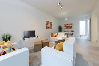 <p><strong>Prachtig gerenoveerde gezinswoning (2026) met 3 slaapkamers, 2 badkamers, stadstuin en garage!</strong></p><p>Bent u op zoek naar een instapklare woning met hedendaags comfort, energiezuinigheid én de vrijheid om uw eigen droomkeuken te realiseren? Deze parel werd in <strong>2026 volledig gerenoveerd</strong> met oog voor kwaliteit, lichtinval en stijl. Dankzij het gunstige <strong>EPC-label B</strong> geniet u van een lage energiefactuur en een zorgeloze toekomst.</p><p><strong>Licht en ruimte op de begane grond</strong></p><p>Bij het betreden van de woning valt direct de ruime en heldere leefruimte op. De strak afgewerkte witte wanden en moderne vloertegel zorgen voor een frisse, tijdloze uitstraling. De grote raampartijen aan de achterzijde bieden een prachtig zicht én directe toegang tot de gezellige <strong>stadstuin</strong>. Hier kunt u in alle rust genieten van een ontbijt in de buitenlucht of een sfeervolle barbecue.</p><p><strong>Keuken naar eigen smaak</strong></p><p>De aansluitingen voor de keuken zijn reeds voorzien, wat u de unieke kans biedt om uw droomkeuken volledig naar eigen wens, smaak en budget in te richten.</p><p><strong>Rustgevende verdiepingen & optimaal comfort</strong></p><p>Op de bovenverdieping bevinden zich <strong>3 volwaardige slaapkamers</strong>, verfijnd afgewerkt met een warme houtinterieurvloer en veel natuurlijk daglicht. Daarnaast beschikt de woning over maar liefst <strong>2 moderne badkamers</strong>, waaronder een stijlvolle badkamer ingericht met een ruime inloopdouche met regendouche, strak wastafelmeubel en een raam voor natuurlijke ventilatie. Ideaal voor gezinnen of wanneer u gasten ontvangt!</p><p><strong>Praktisch en comfortabel</strong></p><p>Als extra troef beschikt deze woning over een <strong>private garage</strong>, ideaal voor het veilig parkeren van uw wagen of als bijkomende bergruimte.</p><p><strong>Troeven op een rij:</strong></p><ul><li><p>Volledig gerenoveerd in 2026</p></li><li><p>Gunstig energielabel: <strong>EPC B</strong></p></li><li><p>3 ruime en lichtrijke slaapkamers</p></li><li><p><strong>2 moderne badkamers</strong> (o.a. met inloopdouche)</p></li><li><p>Zonnige stadstuin met schuifraam vanuit de keuken.</p></li><li><p>Inclusief garage</p></li><li><p>Keuken nog vrij te kiezen en in te richten</p></li></ul><p>Maak snel een afspraak voor een bezichtiging en laat u verrassen door de ruimte en het comfort van deze unieke woning!</p>