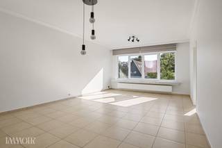 <p><span>Ben je op zoek naar een verzorgd appartement op een uitstekende locatie? Dit mooi afgewerkte appartement van ca. 83 m² combineert comfort, ruimte en een praktische indeling. Gelegen in een kleinschalig en goed onderhouden gebouw in Wilrijk, is dit de ideale thuisbasis voor gezinnen, koppels of investeerders die op zoek zijn naar een zorgeloze woonst.</span></p><h3><span>Ligging</span></h3><p><span>Het appartement geniet van een gunstige ligging in Wilrijk, met winkels, scholen, restaurants en openbaar vervoer op wandel- of fietsafstand. Dankzij de vlotte verbindingen bereikt u zowel het centrum van Antwerpen als de omliggende invalswegen in een mum van tijd.</span></p><h3><span>Indeling</span></h3><p><span>Via de inkomhal betreedt je de lichtrijke leefruimte, waar grote raampartijen zorgen voor een aangename lichtinval en een open gevoel creëren. Aansluitend bevindt zich de moderne, recent vernieuwde keuken, stijlvol afgewerkt met warme houtaccenten, een zwart werkblad en kwalitatieve ingebouwde toestellen.</span></p><p><span>Het appartement beschikt over twee volwaardige slaapkamers. De master bedroom vormt een comfortabele en rustige plek om tot rust te komen. De tweede slaapkamer biedt rechtstreeks toegang tot het terras en kan perfect ingericht worden als kinder-, logeer- of bureauruimte. </span></p><p><span>De badkamer werd modern ingericht en voorzien van een ruime inloopdouche en een eigentijds wastafelmeubel. Daarnaast is er een apart gastentoilet aanwezig, wat extra comfort biedt voor bewoners en bezoekers. </span></p><p><span>Verder is er nog een praktische kelderberging, ideaal voor het opbergen van seizoensmateriaal of andere spullen. De verzorgde afwerking draagt bij aan het instapklare karakter van het appartement.</span></p><h3><span>Buitenruimtes</span></h3><p><span>Vanuit de grootste slaapkamer heeft u toegang tot het aangename balkon, waar je in alle rust kan genieten van een groen uitzicht. Achteraan het gebouw bevindt zich bovendien een private garagebox, die mee aan te kopen is voor €25.000 en een absolute meerwaarde vormt in deze omgeving. </span></p><p><span> Dit instapklare appartement biedt de perfecte combinatie van wooncomfort, praktische ruimtes en een centrale ligging. Klaar om de volgende stap te zetten? Neem vandaag nog contact op en ontdek tijdens een bezoek of dit jouw nieuwe thuis wordt. </span></p>