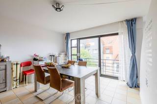 Bent u op zoek naar een<strong> praktisch appartement</strong> in een <strong>centrale</strong> en <strong>aangename omgeving</strong>? Dit appartement op de derde verdieping beschikt over<strong> twee</strong> <strong>slaapkamers </strong>en een badkamer, met een indeling die optimaal gebruikmaakt van de beschikbare ruimte. Het appartement heeft <strong>twee terrassen</strong>, één aan de voorzijde en één aan de achterzijde, ideaal om even buiten te zitten of van wat frisse lucht te genieten.<br /><br />Het appartement bevindt zich in het <strong>hart van Temse</strong>, op <strong>wandelafstand</strong> van winkels, scholen, horecazaken en andere dagelijkse voorzieningen. Tegelijkertijd geniet u van een rustige en aangename omgeving, met mooie wandelroutes langs <strong>de Schelde </strong>en diverse groene zones in de buurt.<br /><br />U kan een bezoek aanvragen via 03 502 98 74 of via emily@claves.be