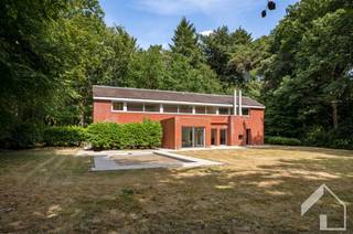 Strakke moderne villa met zwembad op een ruim perceel van 4617 m² gelegen in het rustige Kapellenbos. Omgeven door een prachtig natuurgebied,...