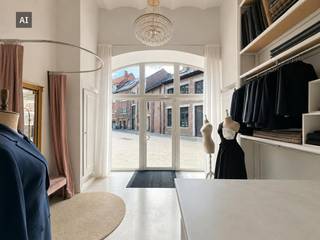 Cet espace commercial spécial d'environ 58 m² est situé dans la Witte Nonnenstraat, au cœur de Hasselt.<br /><br />Le bâtiment attire immédiatement le regard grâce aux grandes fenêtres côté rue, qui laissent entrer beaucoup de lumière naturelle et offrent une visibilité attrayante. <br /><br />L'espace commercial offre diverses options et est idéal pour une boutique, une salle d'exposition, une galerie, un studio ou toute autre activité commerciale, entre autres. Ce faisant, la mezzanine offre des options supplémentaires et renforce l'aspect unique du bâtiment.<br /><br />L'emplacement est également un atout important. L'établissement se trouve à quelques pas des principales rues commerçantes et des attractions du centre-ville de Hasselt.<br /><br />Il y a des installations sanitaires avec toilettes et une entrée arrière séparée à l'arrière.<br /><br />Intéressé par cette propriété commerciale de caractère ? Contactez-nous au +32 470 85 30 84 pour plus d'informations ou pour une visite.<br /><br />Les images générées par l’IA sont fournies en guise d'inspiration. Elles ne tiennent pas compte des spécifications techniques, ni des renseignements urbanistiques, ni des possibilités concrètes de réalisation.