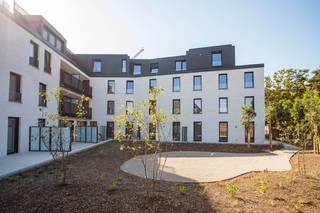<p><b>Indien u aan de voorwaarden voldoet, kan dit project onder de 6% btw-regeling vallen! Contacteer ons voor meer info!</b></p><p><br /></p><p>Een luxueus woonproject onder de kerktoren van Zwevegem.</p><p>Wonen in een appartementsgebouw op de meest centrale ligging, met een uniek zicht op de imposante &amp;quot;Sint-Amanduskerk&amp;quot;. Horeca, winkels, sport, cultuur &amp;amp; natuur, ... alles op slechts enkele minuten wandelen.</p><p>23 ruime appartementen die luxueus worden afgewerkt. Royale terrassen tot wel 40m² met zicht op een prachtig aangelegde binnentuin! Ontdek de keuzemogelijkheden, de hoge afwerkingsgraad en uw droomappartement!</p><p>Een realisatie van Groep Thiers, met meer dan 50 jaar ervaring zeker een referentie in onze streek! Deze projectontwikkelaar staat dan ook garant voor een zeer mooi en kwalitatief afgewerkt project.</p><p>Alle plannen zijn beschikbaar op kantoor.</p><p>Informeer snel om uw droomappartement te leren kennen!!</p>