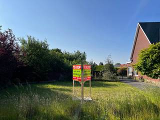 Ruime bouwgrond van 8a 60ca geschikt voor open bebouwing met een voorziene gevelbreedte van +10m vooraan tot 15m breedte achteraan, bijgebouw tot...