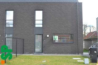 Rustig gelegen recente half-open bebouwing bestaande uit inkomhall, leefruimte, ingerichte keuken, berging, badkamer met ligbad en douche...