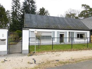 Bent u op zoek naar een woning waar rust, comfort en ruimte samenkomen? Dan is deze gelijkvloerse woning in de Wittevennestraat nummer 21 met een bewoonbare oppervlakte van maar liefst 185m² precies wat u zoekt. Gelegen op een prachtig perceel van 10a 33ca, geniet u hier van optimale privacy en een volledig aangelegde omgeving.<br /><br />Bij het binnenkomen wordt u verwelkomd in een ruime inkomhal die meteen het gevoel van openheid en licht benadrukt. De woning beschikt over drie volwaardige slaapkamers, ideaal voor een gezin of voor wie graag een bureau of hobbyruimte voorziet. De badkamer is uitgerust met een lavabo, douche en bad. Daarnaast is er een apart toilet met lavabomeubel.<br /><br />De absolute blikvanger is de zeer ruime en lichtrijke leef- en eetruimte met parketvloer, waar grote raampartijen zorgen voor een aangename connectie met buiten. Hier geniet u van gezellige familiemomenten of ontvangt u gasten in alle comfort. De keuken is volledig uitgerust met alle toestellen en biedt voldoende ruimte voor een eettafel – ideaal voor gezellige maaltijden.<br /><br />Via één van de slaapkamers bereikt u met een vaste trap de zolderverdieping. Deze ruimte is eveneens afgewerkt en biedt de mogelijkheid om nog extra slaapkamers te creëren – perfect voor een groeiend gezin of wie extra ruimte wenst.<br /><br />Buiten geniet u van een overdekt terras, waar het heerlijk vertoeven is in elk seizoen. De tuin is volledig aangelegd en biedt rust en privacy. Verder beschikt de woning over een aparte garage en een werkhuis van 42m² achteraan het perceel – ideaal voor zelfstandigen, hobbyisten of extra opslagruimte.<br /><br />Deze woning combineert comfortabel gelijkvloers wonen, uitbreidingsmogelijkheden en een uitzonderlijk rustige ligging op een royaal perceel. Een unieke kans voor wie ruim en zorgeloos wil wonen in alle sereniteit. Interesse? Neem contact op voor een bezoek via 011 233 044 en ontdek zelf de charme en mogelijkheden van deze prachtige woning.