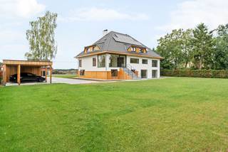Cette villa située à Vlimmeren (Beerse) sur un terrain de 2 160 m² est un endroit idéal pour ceux qui recherchent une maison économe en énergie et ont besoin de beaucoup d'espace. Avec une superficie habitable de 564 m², c'est une très belle opportunité. Elle a été initialement construite en 1970, mais a subi une rénovation complète en 2026. De nouvelles fenêtres ont été installées, une isolation du toit et du sol, une pompe à chaleur, un chauffage au sol dans toutes les pièces, des panneaux solaires, un système de ventilation, une nouvelle cuisine, des salles de bains, de nombreux placards encastrés en menuiserie de haute qualité,.. Classe énergétique A favorable (79 kWh/m²) !<br /><br />Les espaces de vie de cette villa se trouvent à un niveau plus élevé, plus précisément au-dessus du sous-sol qui se trouve au rez-de-chaussée. Cela offre une vue magnifique sur les prairies à l'arrière. Par un escalier à l'avant, vous entrez dans le hall d'entrée de cette villa. Grand vestiaire et toilettes pour les invités. Espace bureau avec placards encastrés et bureau fixe sur le côté gauche de ce hall d'entrée. Le salon bénéficie de beaucoup de lumière naturelle grâce aux grandes baies vitrées à l'avant, sur le côté et à l'arrière. La cuisine ouverte avec grand îlot est finie de manière luxueuse et équipée de tous les appareils modernes (Miele) et d'un plan de travail en pierre naturelle. À ce niveau, vous trouverez également une grande chambre à l'arrière avec dressing attenant, une deuxième chambre à l'avant. Une salle de bains avec double lavabo et douche à l'italienne et des toilettes séparées.<br /><br />L'escalier en chêne depuis le hall d'entrée vous mène à l'étage. Ici, vous trouverez un grand espace polyvalent, idéal comme espace de détente ou deuxième espace de vie. En outre, deux grandes suites parentales, chacune avec dressing aménagé, chambre à coucher et salle de bains attenante équipée d'un double lavabo, toilettes et douche à l'italienne. Grenier accessible via une trappe.<br /><br />Le rez-de-chaussée est également accessible depuis le hall d'entrée. Ici, vous trouverez un grand espace polyvalent qui peut être utilisé à diverses fins : espace de pratique, bureau, garage, stockage,... En plus de cet espace d'environ 80 m², vous trouverez ici 3 pièces séparées (idéal comme chambres supplémentaires, bureau,...), une salle de bains avec double lavabo, 2 douches à l'italienne, 2 toilettes, une buanderie avec placards encastrés et une grande salle technique!<br /><br />Grand jardin avec portail d'accès automatique côté rue, double carport et belles terrasses.<br /><br />Détails :<br />- Opportunité pour ceux qui recherchent de l'espace et un label EPC favorable (A)<br />- Entièrement rénové en 2026<br />- 7 chambres et 4 salles de bains<br />- chauffage par pompe à chaleur et chauffage au sol<br />- domotique<br />- volets roulants électriques<br />- système de ventilation<br />- puits foré<br />- contrôle électrique conforme<br />- réservoir d'eau de pluie avec installation de filtration intégrée