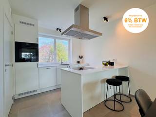 <strong>**OPENDEURDAG op woensdag 8 april 2026 van 15h - 17h!!**</strong><br /> <br />Dit energiezuinige, moderne nieuwbouwproject omvat 14 lichtrijke &amp; ruime doorloopappartementen met elk een eigen zonneterras/tuin en 1, 2 of 3 slaapkamers.<br />De oppervlaktes v/d appartementen variëren tussen 70m² en 97m².<br />Op het gelijkvloers bevindt zich ook een handelsruimte met maximale visibiliteit (= grote etalage).<br />Achterliggend bevinden zich 20 parkeerplaatsen.<br />Dit woonproject bevindt zich op een <strong>TOPLOCATIE te St-Andries</strong>, nl. op wandelafstand van alle faciliteiten (o.a. winkels, openbaar vervoer, invalswegen, scholen, Brugge centrum, Tilleghem bos, Koude Keuken...).<br /><br /><strong>*Appartement 1.02*</strong> is een lichtovergoten appartement (1°V) met 3 slaapkamers en terras achteraan.<br />Oppervlakte: 87m<sup>2</sup>.<br />Comfortabele indeling: inkomhal met toilet, open keuken, ruime leefruimte met groot schuifraam naar het terras, badkamer, 3 slaapkamers en berging/wasplaats.<br />Het appartement kan afgewerkt worden naar uw smaak! Badkamer, keuken, vloeren... kunnen door de klant gekozen worden.<br /><br />Aan de achterzijde van het gebouw bevinden zich 20 staanplaatsen.<br />Elk appartement dient een staanplaats aan te kopen.<br />Tevens is er ook een fietsenstalling achteraan het gebouw.<br />Daarnaast kan er ook een kelderberging aangekocht worden.<br /><br />De appartementen worden uiterst energiezuinig gebouwd (E-peil 30) en voorzien van o.a.: superisolerend dubbel glas, zonnepanelen, warmtepomp, vloerverwarming, ventilatiesysteem,...<br />Er zijn ook 2 liften voorzien in het gebouw.<br /> <br />Kortom: trendy en kwalitatieve appartementen, afgewerkt op uw maat, waar u zorgeloos kan genieten! <br /><br />Prijs appartement 1.02: 370.000 EUR (excl. kosten).<br />Prijs staanplaats: 20.000 EUR (excl. kosten)<br />Prijs kelderberging: 5.000 EUR (excl. kosten)<br />Verkoop onder BTW-stelsel.<br />! Mogelijkheid tot 6% btw indien voldaan wordt aan de voorwaarden !