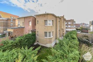 Idéalement située, à distance de marche de la mer et du centre, cette maison semi-mitoyenne particulièrement polyvalente offre de...