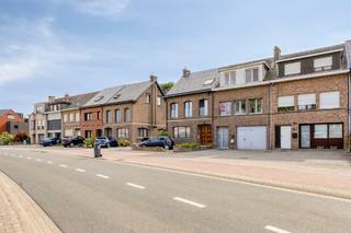 Bent u op zoek naar een woning met extra ruimte voor hobby, stockage, zelfstandige activiteit of een combinatie van wonen en werken? Dan biedt deze ruime bel-etage een unieke opportuniteit.<br /><br />De woonst beschikt over een lichtrijke leefruimte, keuken, 3 slaapkamers en een aangenaam terras georiënteerd op het zuidwesten, ideaal om te genieten van de middag- en avondzon.<br /><br />De grootste troef van dit eigendom bevindt zich op het gelijkvloers: een uitzonderlijk ruime opslag- of werkplaats van ca. 140 m², toegankelijk via een grote poort. Perfect voor zelfstandigen, magazijnruimte, atelier, hobbyruimte, stockage, fietsen, oldtimers of wie simpelweg nood heeft aan veel praktische ruimte aan huis.<br /><br />Achteraan bevindt zich bovendien een privatieve tuin van ca. 60 m².<br /><br />Vooraan de woning zijn er nog 2 privatieve parkeerplaatsen voorzien, een extra meerwaarde voor bewoners, klanten of professioneel gebruik.<br /><br /><u><strong>Indeling:</strong></u>
<ul>
<li>Gelijkvloers: opslag-/werkruimte van ca. 140 m² met grote poort en toegang tot de tuin</li>
<li>1ste verdieping: leefruimte, keuken en zuidwestgericht terras</li>
<li>2de verdieping: 3 slaapkamers en badkamer</li>
</ul>
<br />Interesse? Neem contact op voor meer informatie of een bezoek ter plaatse op 0494 03 06 40 of michael@immovos.be<br />