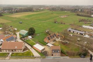 <p>Introductie:</p>
<p>Deze <strong>charmante open bebouwing</strong> in Hamme combineert ruimte, licht en potentieel op een aangenaam perceel. De woning beschikt over een lichtrijke leefruimte, een praktische indeling en <strong>een vrijstaande garage</strong>, ideaal voor wie op zoek is naar <strong>een rustige ligging</strong> met mogelijkheden.</p>
<p></p>
<p>De gelijkvloerse verdieping:</p>
<p><span> </span>•<span> </span>een inkomhal,</p>
<p><span> </span>•<span> </span>een ruime en lichtrijke leefruimte met gezellige kachel en verwarming op gas,</p>
<p><span> </span>•<span> </span>een volledig uitgeruste, afgesloten keuken met alle nodige toestellen,</p>
<p><span> </span>•<span> </span>een <strong>aangebouwde veranda</strong> met veel natuurlijke lichtinval,</p>
<p><span> </span>•<span> </span>een <strong>droge kelder</strong> die dienst doet als wasberging.</p>
<p></p>
<p>De eerste verdieping:</p>
<p><span> </span>•<span> </span>een nachthal,</p>
<p><span> </span>•<span> </span>een ruime badkamer met toilet, bad en douche,</p>
<p><span> </span>•<span> </span>twee slaapkamers.</p>
<p></p>
<p>De tuin:</p>
<p><span> </span>•<span> </span>een ruime tuin rondom de woning,</p>
<p><span> </span>•<span> </span><strong>groene en wijdse</strong> verzichten,</p>
<p><span> </span>•<span> </span>een grote vrijstaande garage voor twee wagens en extra opslagruimte,</p>
<p><span> </span>•<span> </span>ideaal voor fietsen, hobbyruimte of atelier.</p>
<p></p>
<p>Algemeen:</p>
<p><span> </span>•<span> </span><strong>open bebouwing</strong> op een ruim perceel,</p>
<p><span> </span>•<span> </span>zeer <strong>rustige ligging</strong> in Zogge,</p>
<p><span> </span>•<span> </span>verwarming op gas,</p>
<p><span> </span>•<span> </span>EPC: label F,</p>
<p><span> </span>•<span> </span>renovatieplicht van toepassing,</p>
<p><span> </span>•<span> </span>elektriciteit niet conform.</p>
<p></p>
<p>Slotwoord:</p>
<p>Een woning met charme en <strong>veel mogelijkheden</strong>, ideaal voor wie rustig wil wonen en het pand naar eigen smaak wil opfrissen.</p>
<p></p>
<p>Voor meer informatie of een bezoek: 03 377 55 00 of waasland@deboerenpartners.be.</p>