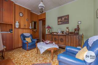<strong>LEDE - Charmante renovatiewoning met tuin in centrum</strong><br /><strong>EERSTE BEZOEKDAG ZATERDAG 22/08 VAN 15U TOT 16U30 (enkel op afspraak!)</strong><br /><br />Op een centrale en bijzonder praktische ligging in het hart van Lede bevindt zich deze te renoveren woning met tuin. Winkels, scholen, het station en openbaar vervoer bevinden zich op wandelafstand. Ook de belangrijkste invalswegen en de E40 zijn vlot bereikbaar, waardoor deze woning een uitstekende combinatie biedt van centraal wonen en goede bereikbaarheid.<br /><br />Op het gelijkvloers beschikt de woning over een voorplaats, gevolgd door een eetruimte die aansluit op de keuken. Achteraan bevindt zich de badkamer, met aansluitend toegang tot de tuin.<br /><br />De eerste verdieping omvat twee ruime slaapkamers. Via een vaste trap bereikt u de zolderverdieping, die nog verder kan worden ingericht en perfect de mogelijkheid biedt voor het creëren van een derde slaapkamer, bureau of hobbyruimte.<br /><br />Een belangrijke troef is de aangename tuin. Deze is niet alleen bereikbaar vanuit de woning, maar beschikt ook over een achterliggende toegang via een wegje. Bijzonder praktisch voor fietsen, tuinmateriaal en dergelijke, zonder hiervoor telkens door de woning te moeten.<br /><br />Deze eigendom vraagt renovatie, maar biedt dankzij haar indeling, uitbreidingsmogelijkheden en centrale ligging een uitstekende basis om er een comfortabele gezinswoning van te maken.<br /><br />Een interessante opportuniteit voor starters, handige renovateurs of investeerders die op zoek zijn naar een betaalbaar renovatieproject met tuin in het centrum van Lede.<br />Neem gerust contact met ons op voor meer informatie of plan vandaag nog uw bezoek via 053/60.65.60. Wij leiden u graag rond.