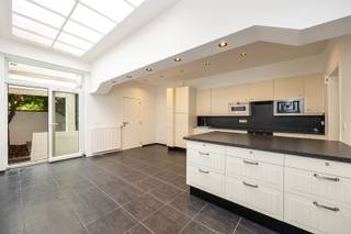 Gelijkvloers appartement met handelsruimte en een aangename tuin te Antwerpen!<br /><br />Op een centrale locatie tussen Zurenborg en Borgerhout, bevindt zich dit veelzijdige gelijkvloerse pand bestaande uit een handelsruimte aan de voorzijde en een achterliggende woonst met tuin.<br /><br />Aan de straatzijde bevindt zich de handelsruimte die dankzij de ligging en zichtbaarheid een uitstekende commerciële invulling biedt.<br /><br />Achter de handelsruimte bevindt zich de woonst, die momenteel is ingericht als een aangename en ruime leefruimte met open keuken. De volledig uitgeruste leefkeuken biedt rechtstreeks toegang tot de aangename tuin van ca. 50m² aan de achterzijde. <br /><br />Verder beschikt de woonst over een badkamer uitgerust met een douche, lavabo en toilet.<br /><br />De gelijkvloerse verdieping biedt dankzij de combinatie van handelsruimte, woonfunctie en tuin verschillende mogelijkheden en is bijzonder geschikt voor wie wonen en werken wil combineren.<br /><br />Belangrijkste troeven:<br /><br />- Gelegen tussen de levendige wijken Borgerhout en Zurenborg<br />- Ideale bereikbaarheid en tal van winkels en horeca <br />- Twee praktische privatieve kelderbergingen mee inbegrepen<br />- Kleinschalig gebouw met 4 units<br /><br />78m² totale oppervlakte (cfr EPC).<br /><br />Wenst u een bezoek of meer informatie? Dan kan u ons steeds contacteren via info@dvarealestate.be of via 03/297.00.00.