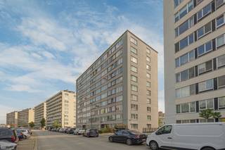 On the fifth floor of a well-maintained building, you’ll find this bright corner apartment of 114 m² featuring three full-sized bedrooms. An...
