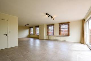 Volledig gerenoveerd appartement in het centrum van Jabbeke. Het appartement bestaat uit een ruime inkomhal met technische berging en apart...