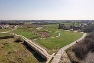 Eerste fase appartementen 't Park Tielt: De Linde - betaalbaar wonen in de armen van de natuur!<br /><br />De Linde is een gloednieuw en duurzaam woonproject op een uitzonderlijke locatie aan de rand van Tielt aan 5ha stadspark met station binnen handbereik.<br />Elk appartement in De Linde geniet van een ruim zuid georiënteerd gevelbreed leefterras, die zicht hebben op de parkzone. Deze zorgen voor een overvloed aan natuurlijk daglicht, waardoor de beleving van de buitenruimte maximaal wordt benut. <br /><br />Appartement met 1 slaapkamer op de gelijkvloerse verdieping: <br />Inkomhal, leefruimte met open keuken en technische berging, slaapkamer en badkamer. <br />Ruim zuid georiënteerd terras palende aan de leefruimte met zicht op de parkzone.<br /><br />Appartement: 77,75m² <br />Terras: 28,40m²<br /><br />Troeven: <br /><br />- Uitstekende ligging met nabijheid van station en handelszaken<br /><br />- Zicht op parkzone en eigen private tuin met boomgaard<br /><br />- Uiterst energiezuinig<br /><br />- Geothermische warmtepompen: optimaal klimaat ganse jaar door <br /><br /><br />Voor meer info, aarzel niet om contact op te nemen via 051/40 40 10 of per mail naar noortje@vlaemynck.be