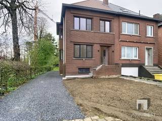 Volledig gerenoveerde woning met 4 slaapkamersRuime gezinswoning met 4 slaapkamers in Zichem en ligt zeer centraal nabij verschillende centra...